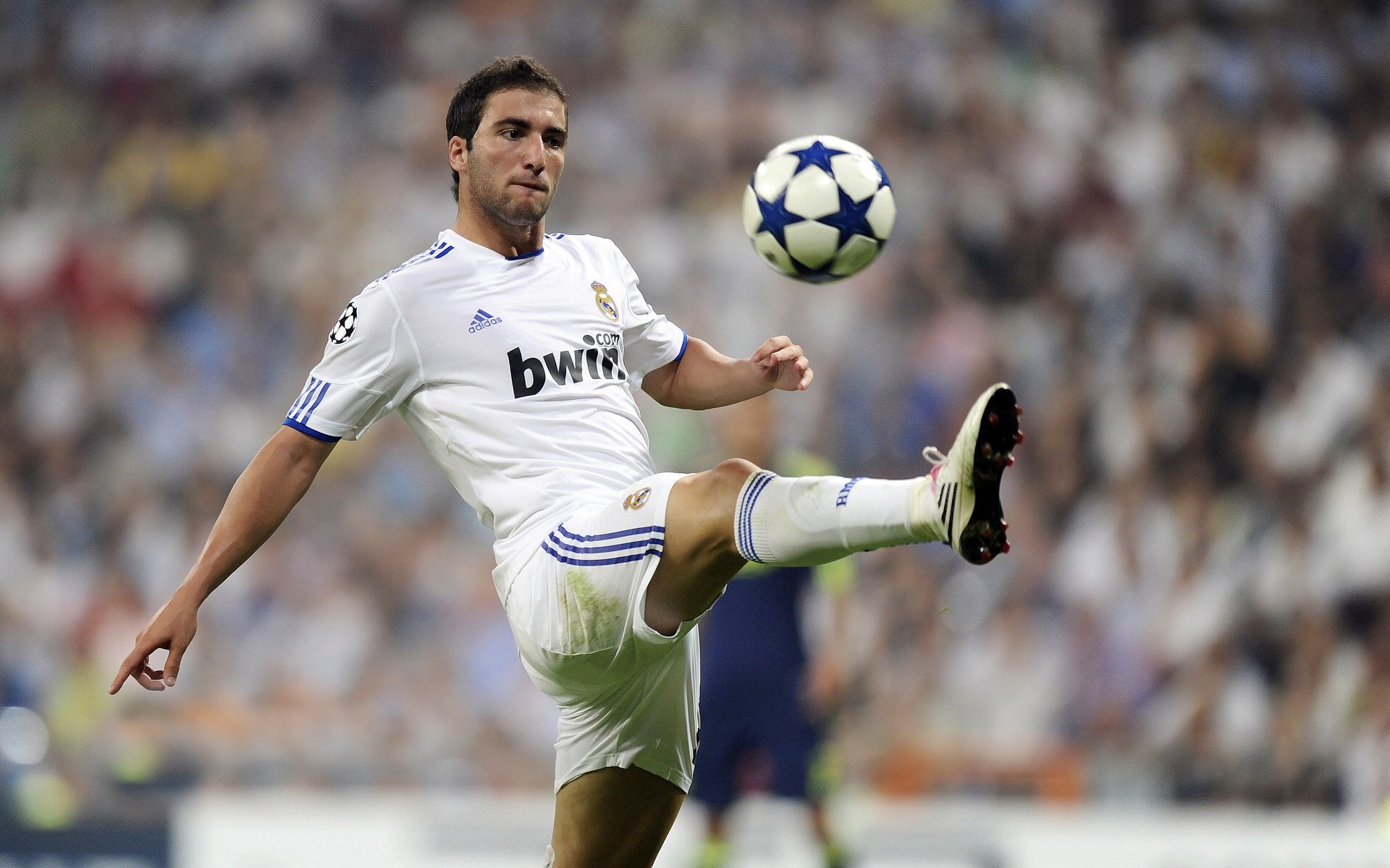 曼联在关键比赛中逆转获胜，追赶领先队伍